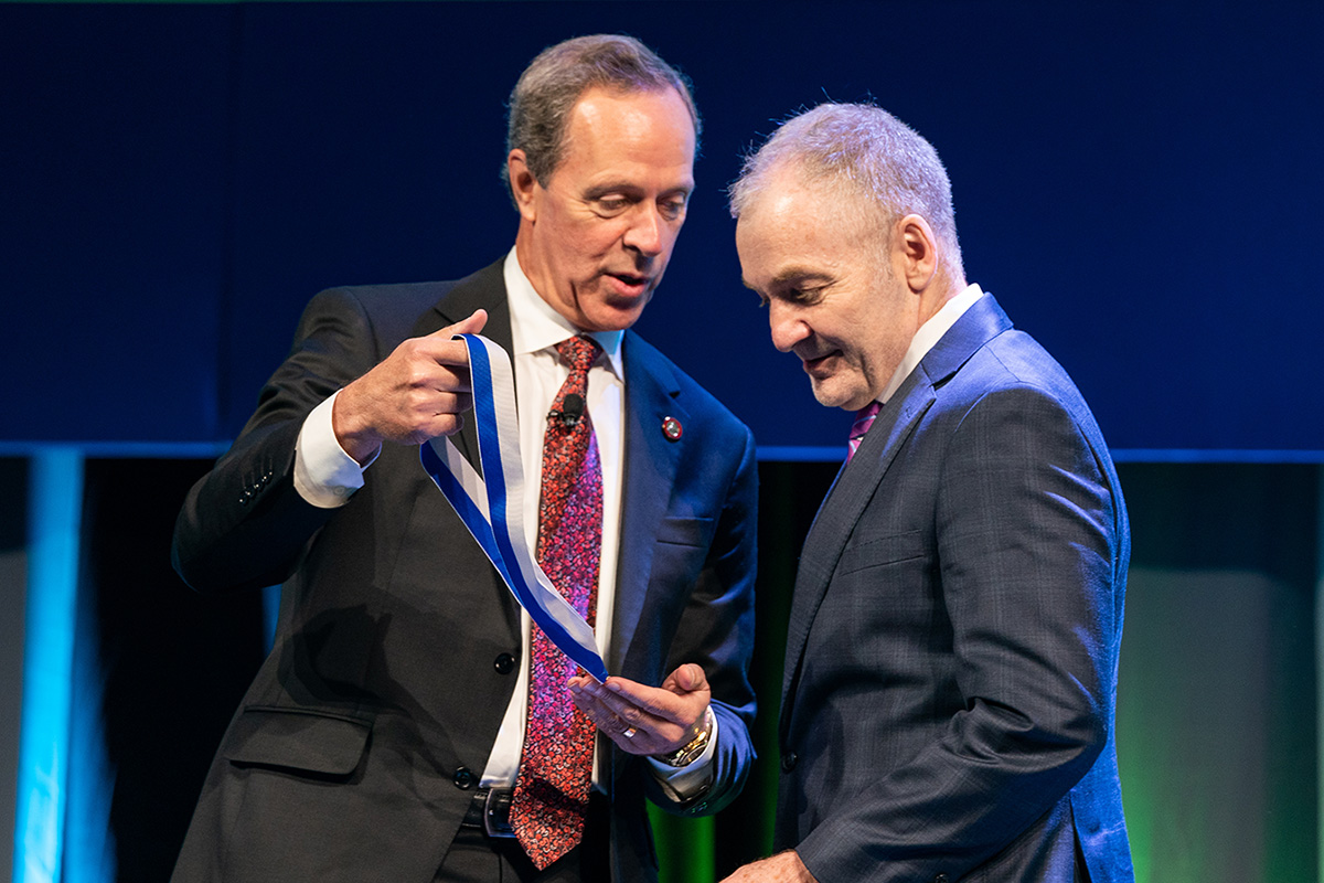 ASTRO Board of Directors Chairman Paul Harari presents Wally Curran with the ASTRO Gold Medal.