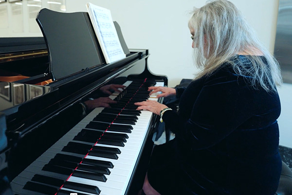 Winship volunteer playing a piano