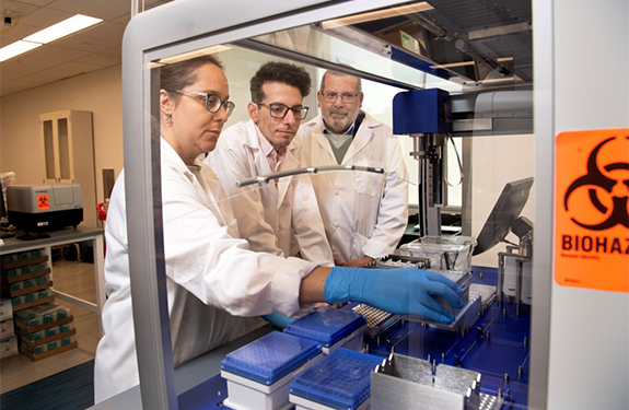 Lorena Chaves, Jose Assumpcao and Philip Santangelo in a lab